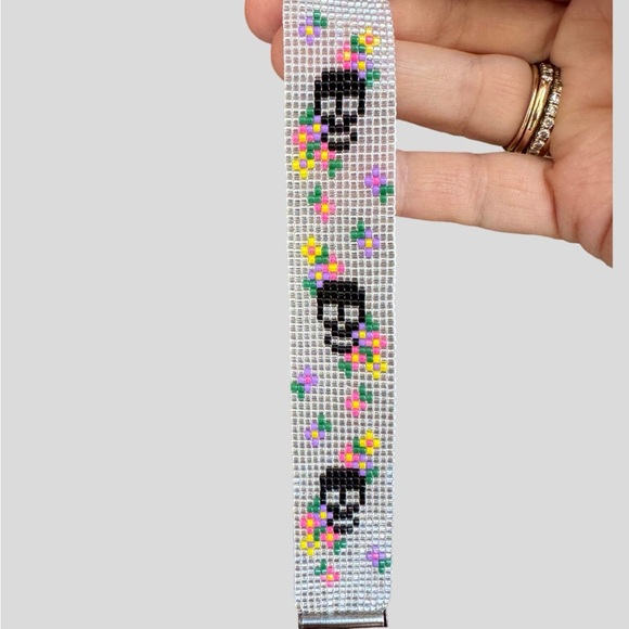 Hand crafted Dia de Los Muertos beaded loom adjustable bracelet with skull charm - Picture 6 of 7